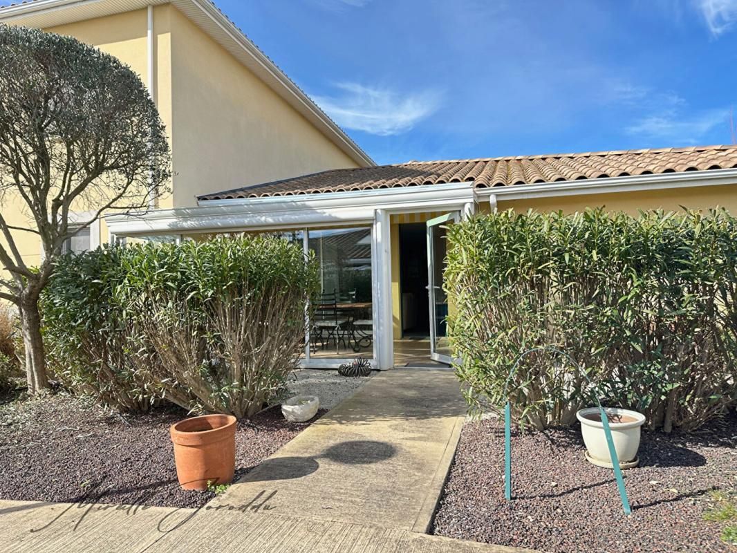 A VENDRE VILLA Jonquieres Saint Vincent 4 piéces de 124m² avec véranda, parking et terrasse