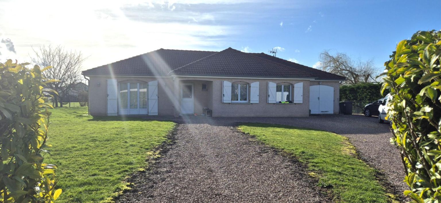 Superbe Pavillon Individuel de Plain-pied de 117 m² Entièrement Rénové avec sa Cour avant de 100 m², Patio, Terrasse avec Barbecue, SPA Massant de 6 Personnes, Terrain de Pétanque, Garage de 29 m² et un joli Terrain Clos, Arboré et entretenu de 1600 m²