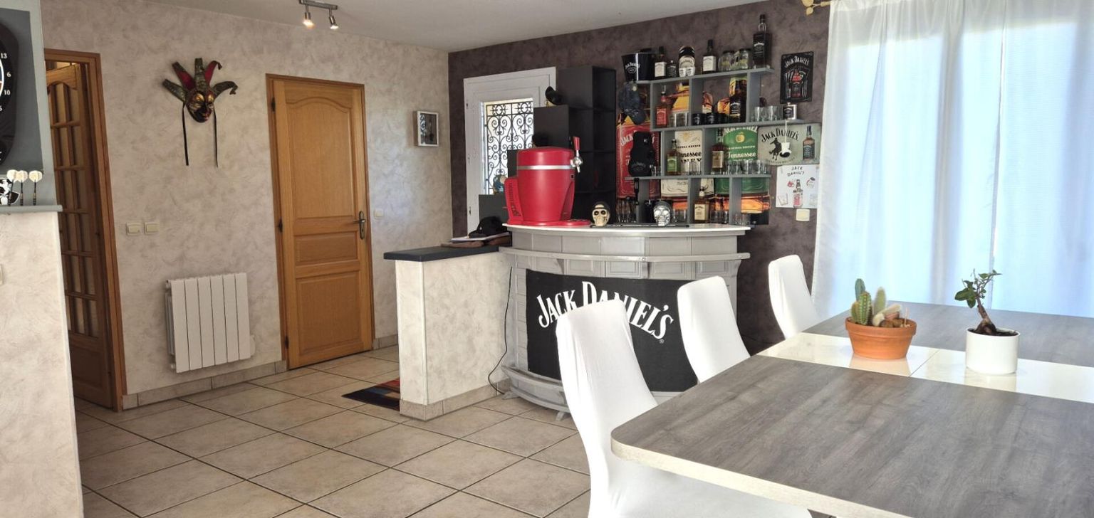 SAINT-DIZIER Superbe Pavillon Individuel de Plain-pied de 117 m² Entièrement Rénové avec sa Cour avant de 100 m², Patio, Terrasse avec Barbecue, SPA Massant de 6 Personnes, Terrain de Pétanque, Garage de 29 m² et un joli Terrain Clos, Arboré et entretenu de 1600 m² 2