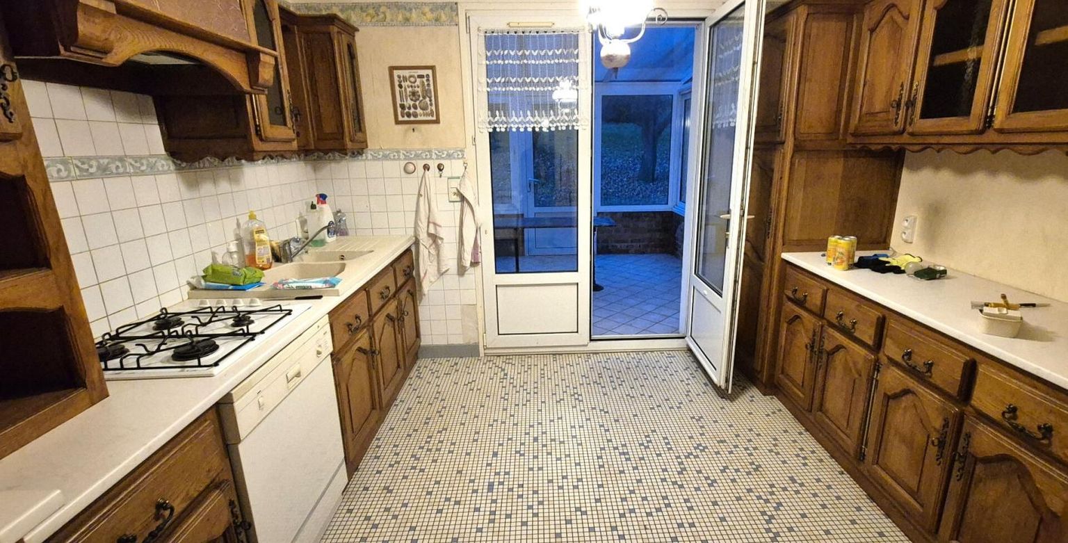 SAINT-DIZIER Belle Propriété d'Agrément et sa Maison Individuelle de 164 m² sur Sous-sol complet et Véranda à Rénover avec Cour, Garages, Caves, Dépendances et Terrain clos et paysager de 10192 m² 3