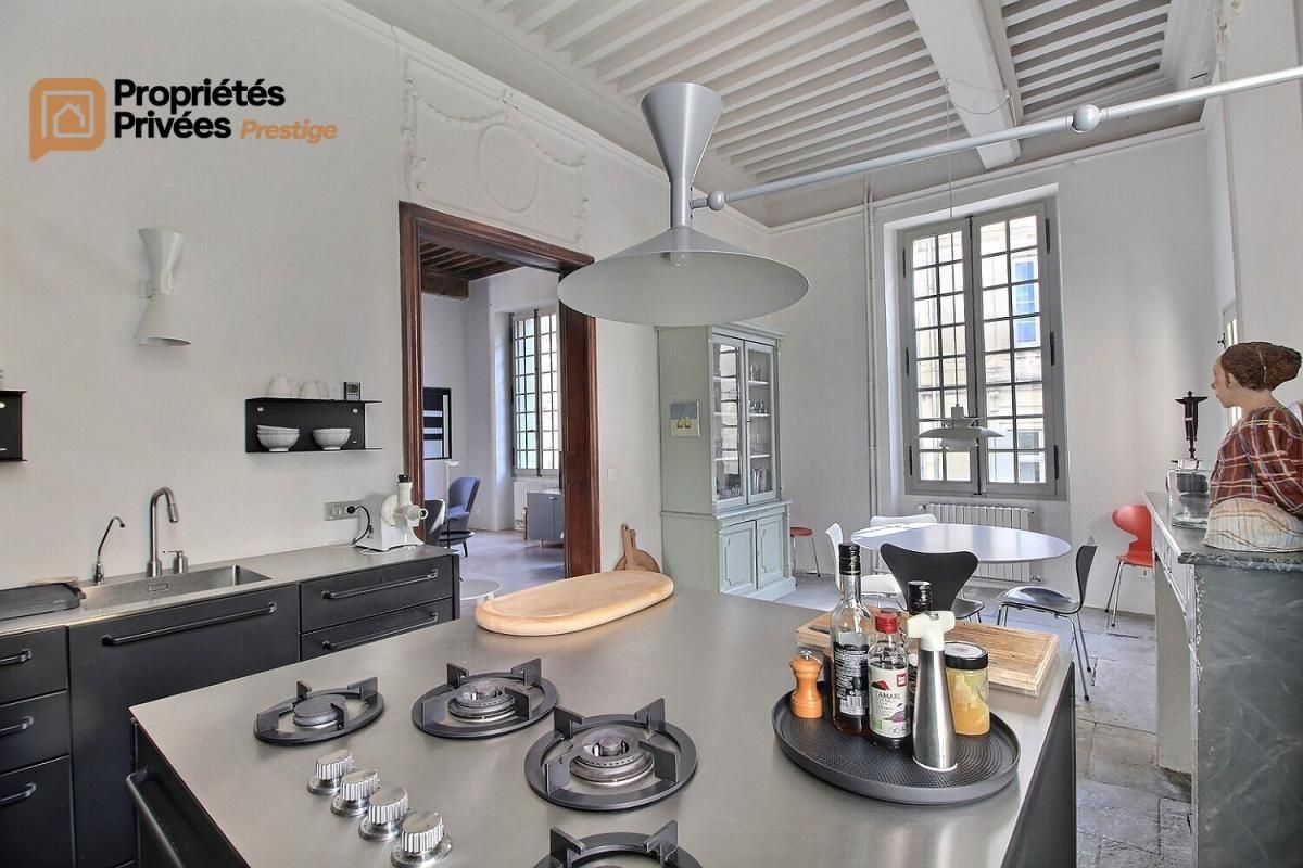 UZES Hotel particulier Uzes  rare en totalité , 10 pièce(s) 320 m2, Place Dampmartin 4