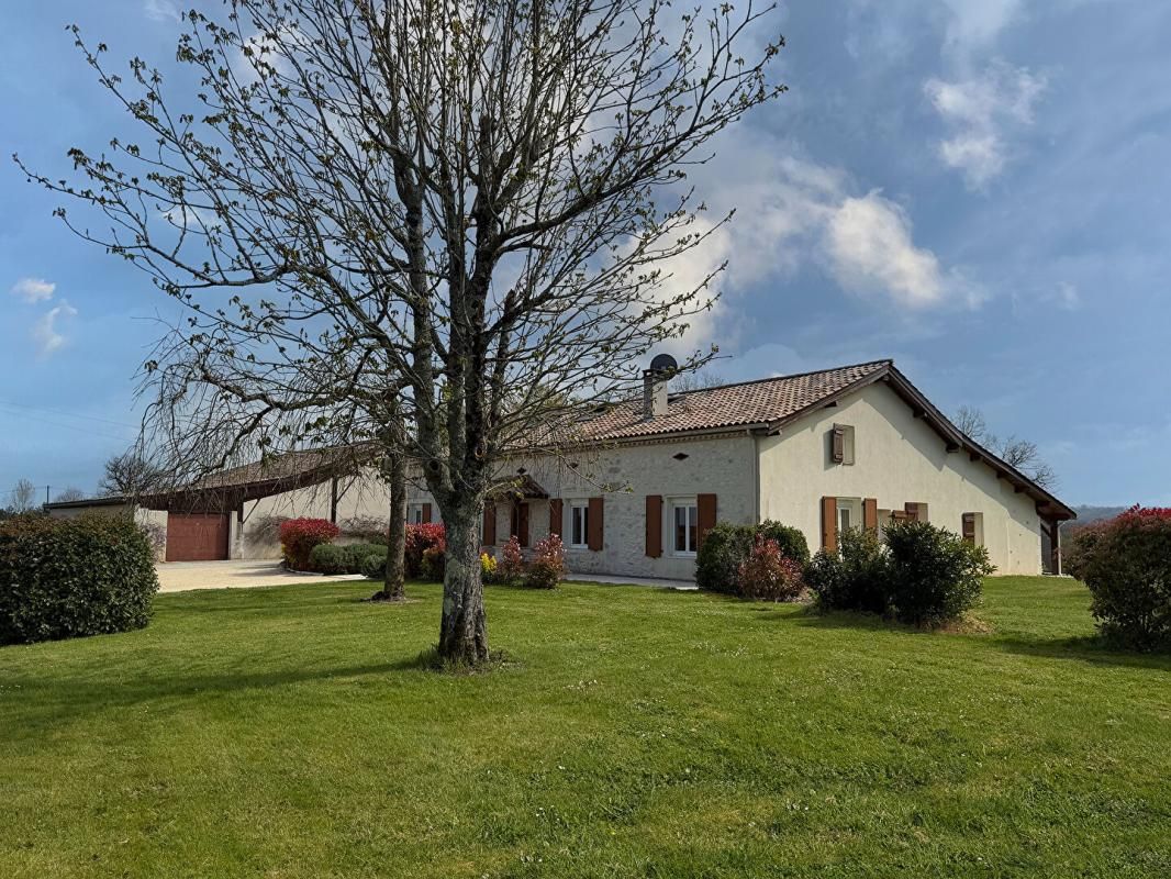 CANCON Superbe ferme rénovée avec soin avec piscine, grande grange et vues imprenables 1