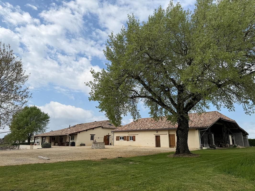 CANCON Superbe ferme rénovée avec soin avec piscine, grande grange et vues imprenables 2