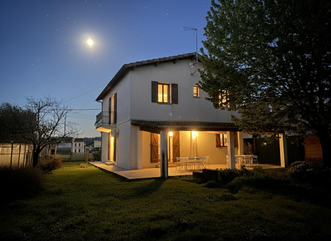 COUTRAS Maison de ville 105 m2 avec plafond cathédrale et jardin clos ? DPE C 1