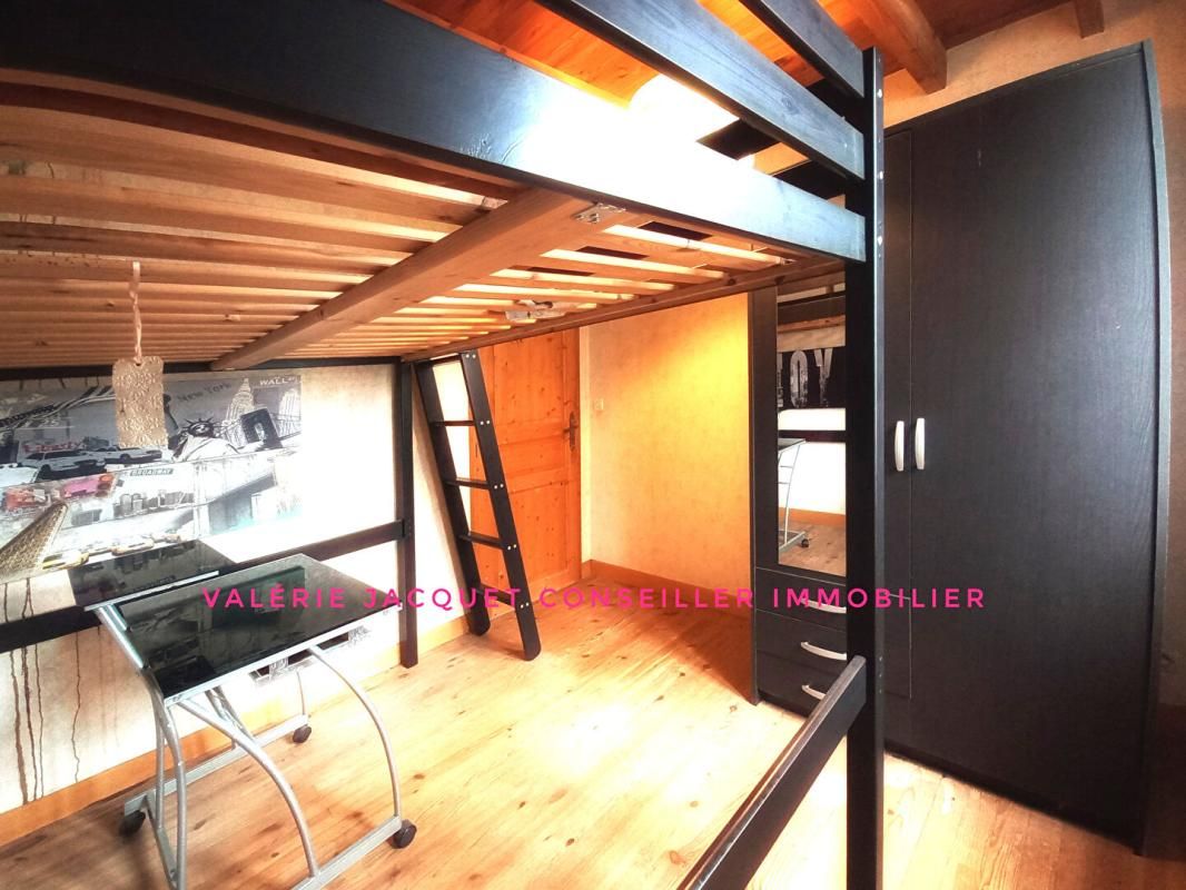 COUTRAS Maison de ville 105 m2 avec plafond cathédrale et jardin clos ? DPE C 4