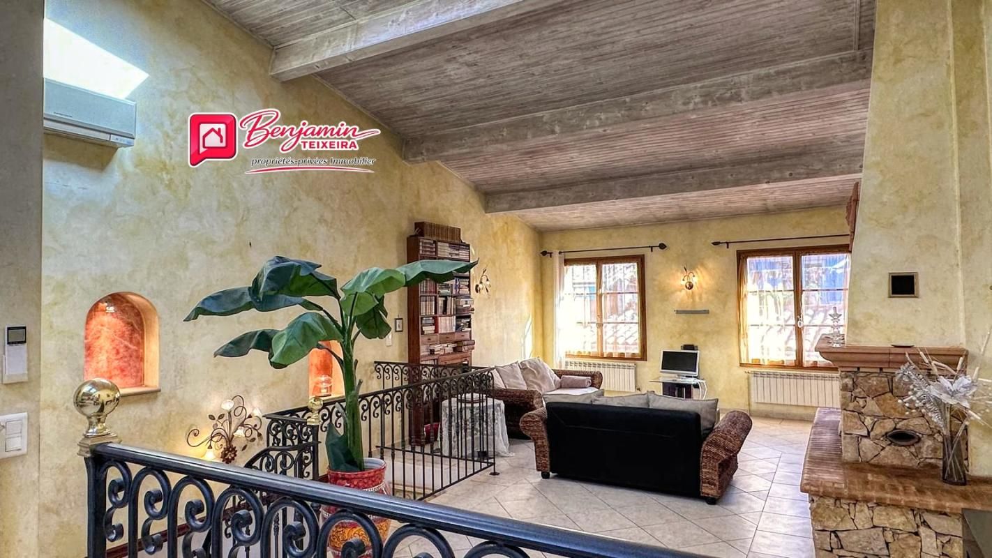 FREJUS Maison Frejus 4 pièce(s) 110 m2 + double GARAGE - salon / cuisine, 3 chambres, 2 WC, salle d'eau 2