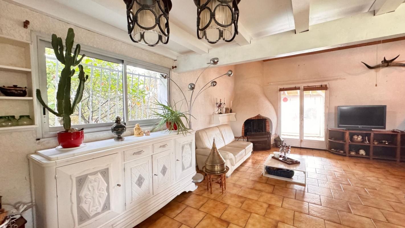 Maison avec piscine et garage sur plus de 900 m²