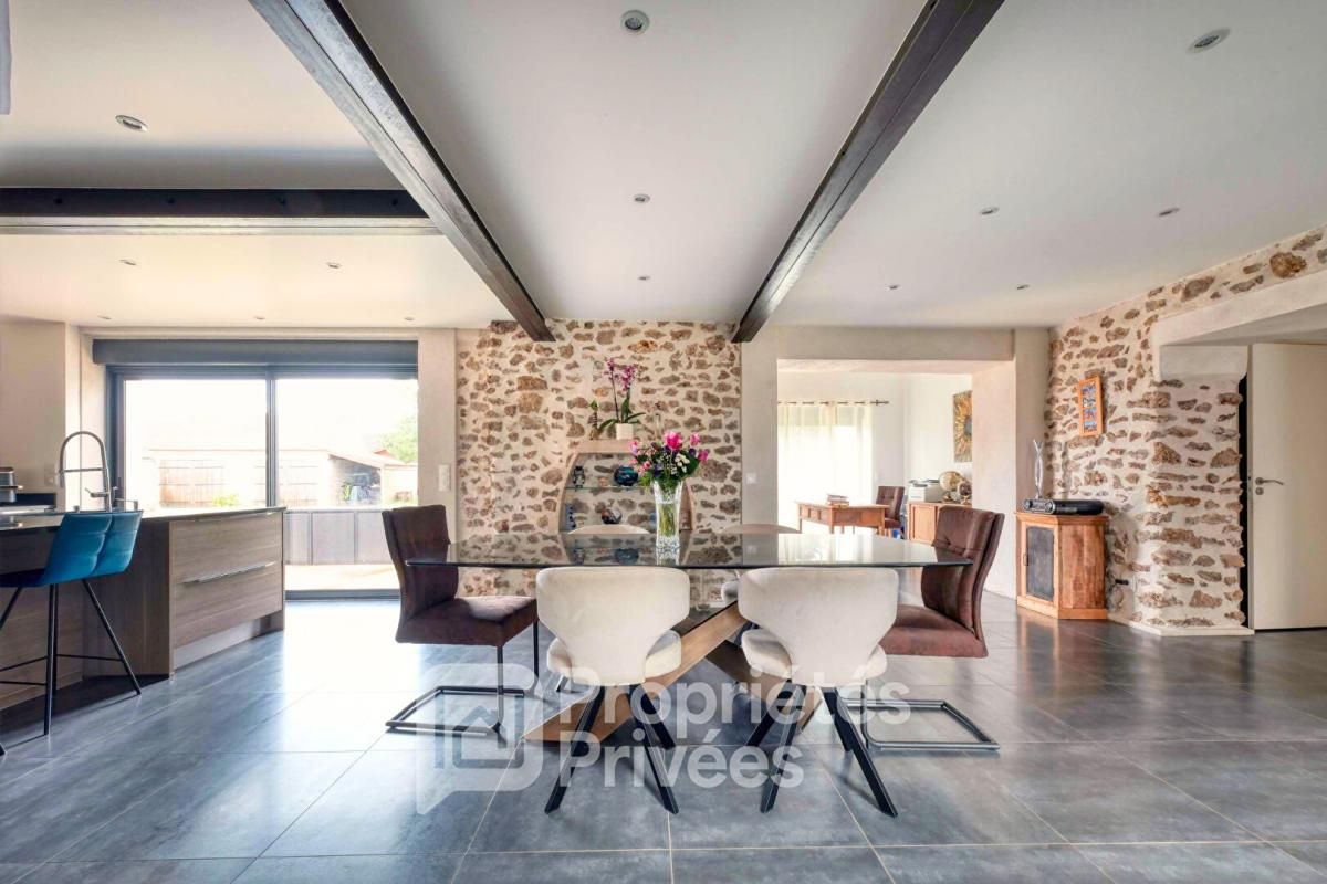 BRIIS-SOUS-FORGES Corps de ferme rénové : combinaison réussie entre charme de l'ancien et confort du moderne 3