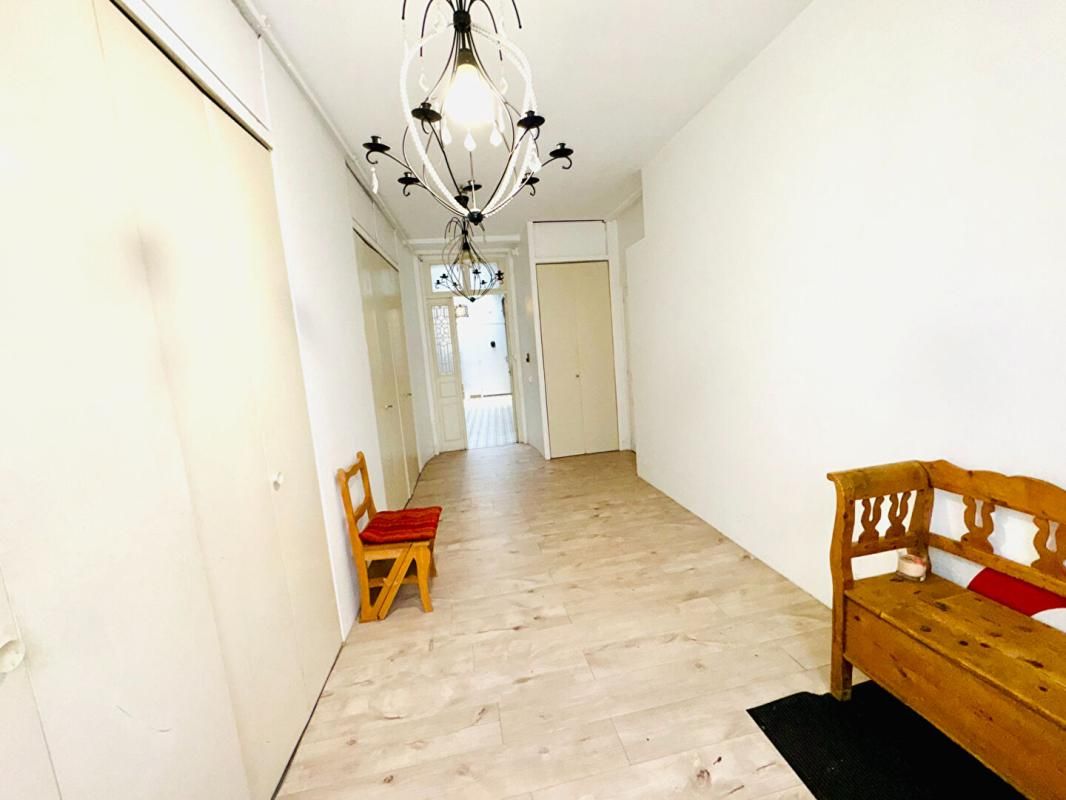 CREPY-EN-VALOIS Maison Crepy En Valois 7 pièce(s) 203 m2 + Studio 2