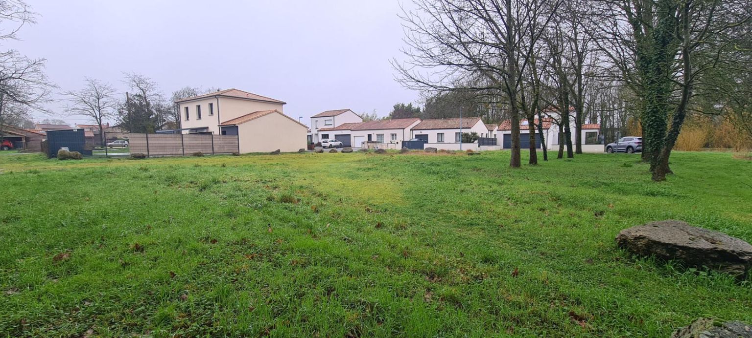 GORGES Terrain constructible, viabilisé Gorges 701 M² (360 M² en 1AU et 74 M² en UC) : gaz, électricité, eau, tout à l'égout 3