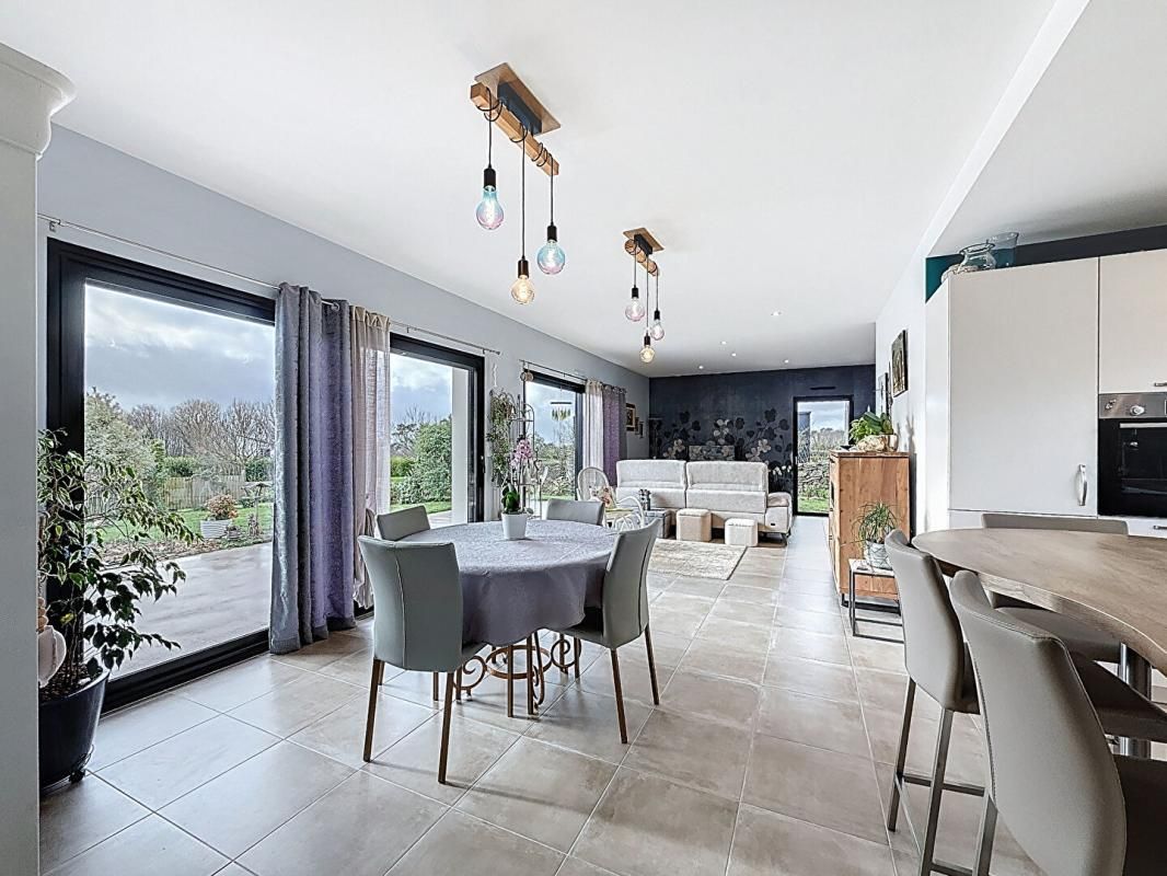 VANNES Maison familiale à Meucon, à 10 minutes de Vannes. Élégance, lumière et performance énergétique sur 1 760 m² de terrain 2