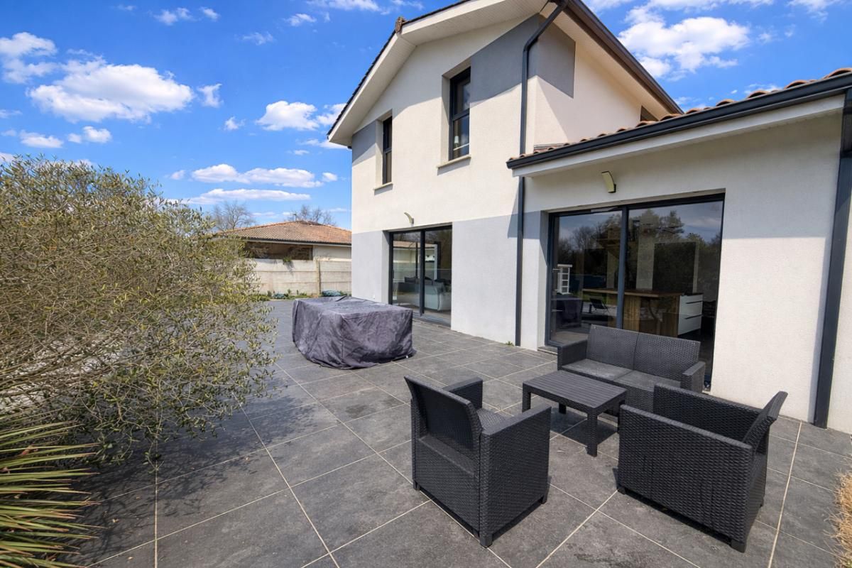 SALLES EXCLUSIVITE Maison Salles bourg 8 pièces 174 m2 garage piscine 1