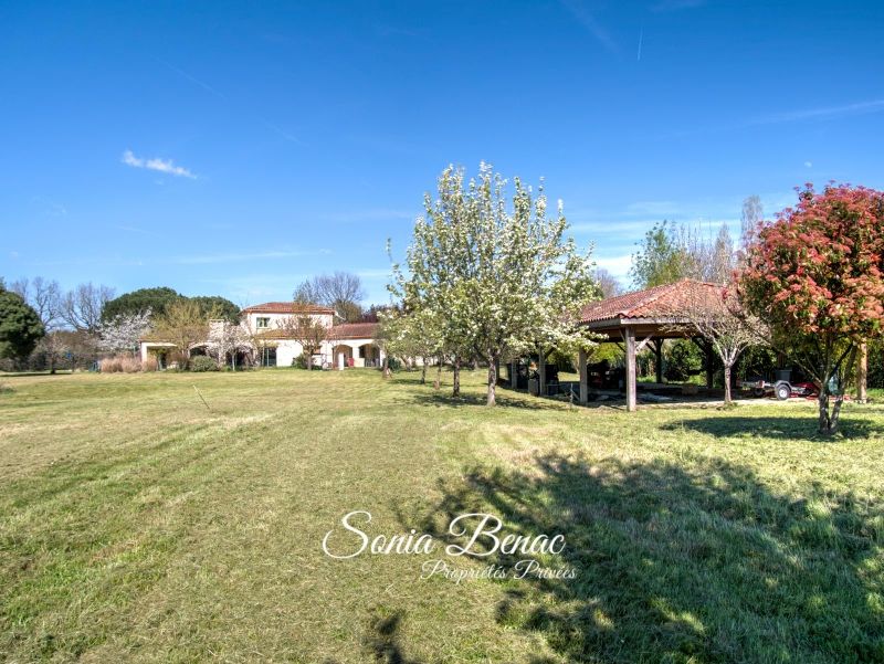 LEGUEVIN LEGUEVIN - Maison 6 pièces de 238 m2 - Dépendance de 180 m2 terrain de 6800 m2 2