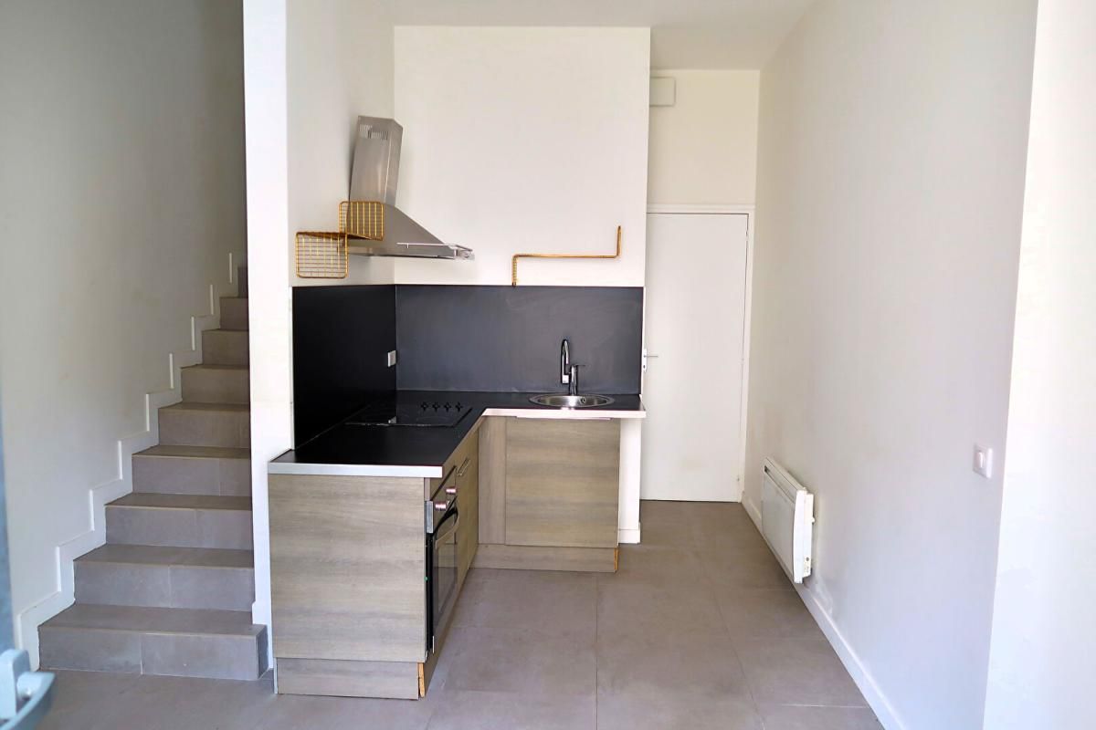 MARINES MARINES MEME. DANS UN TRES BEAU BATIMENT : MAISON DE VILLE 2