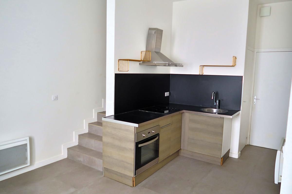 MARINES MARINES MEME. DANS UN TRES BEAU BATIMENT : MAISON DE VILLE 4