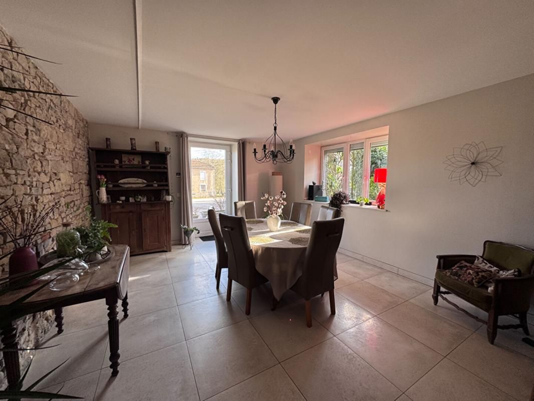 VAUBEXY Maison de caractère en parfait état avec grange attenante, terrasse et jardin 2