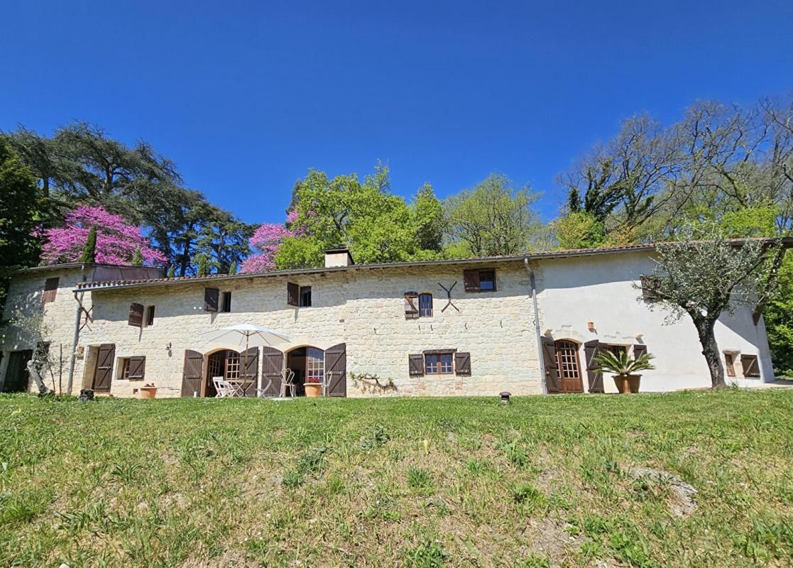 AGEN NORD AGEN : Domaine d'Exception - Anciens chais réhabilités de 335 m² - Parc 1,3 ha - Vue 2