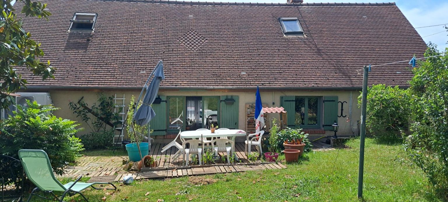 LONGERE avec cuisine équipée, 3 chambres