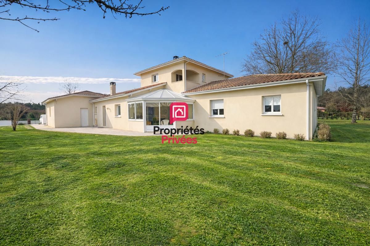 Grande maison familiale lumineuse avec jardin arboré et double garage