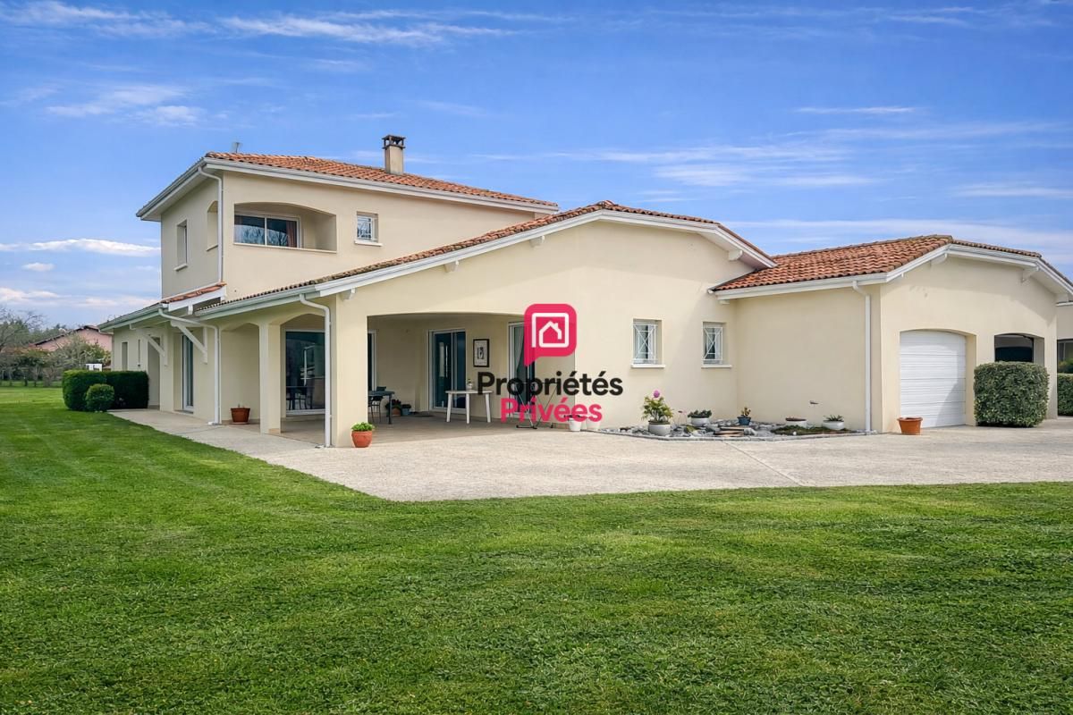 BAZAS Grande maison familiale lumineuse avec jardin arboré et double garage 2