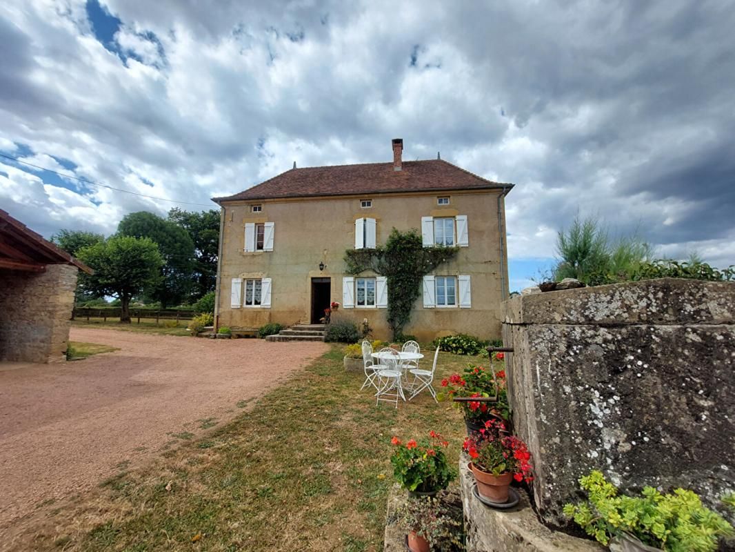 SAINT-LAURENT-EN-BRIONNAIS Maison Saint Laurent En Brionnais 5 pièce(s) 143 m2 2