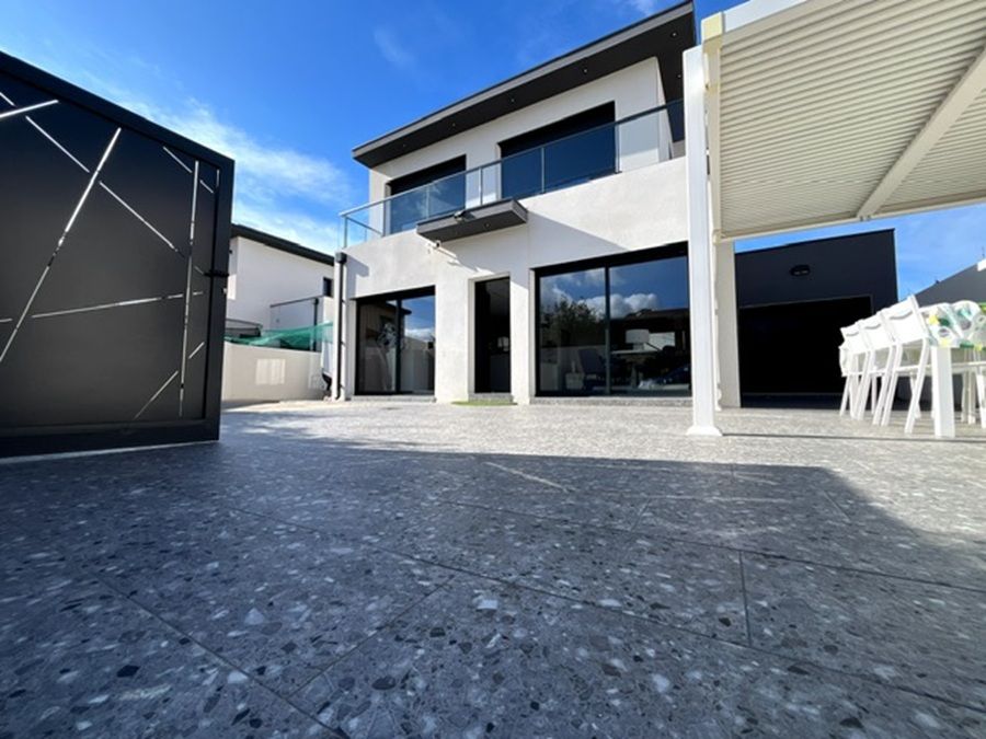 Magnifique villa 5 pièces de 105 m2 sur un terrain 4 faces au sud de Perpignan