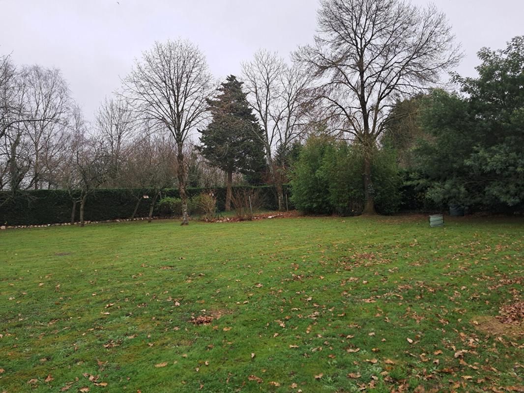 LA CHAPELLE-CARO Terrain arboré et constructible 1