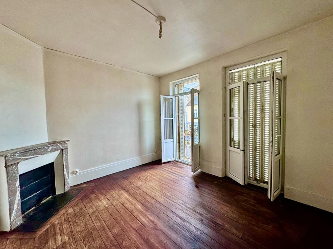 LA CHARITE-SUR-LOIRE Immeuble La Charite Sur Loire 7 pièce(s) 134 m2 1