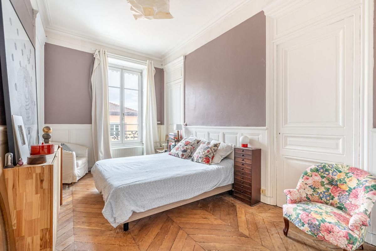 LYON-1ER-ARRONDISSEMENT En Exclusivité à deux pas de l'agréable place Sathonay. T3 de 74,08m² au sein d'un immeuble avec ascenseur 4