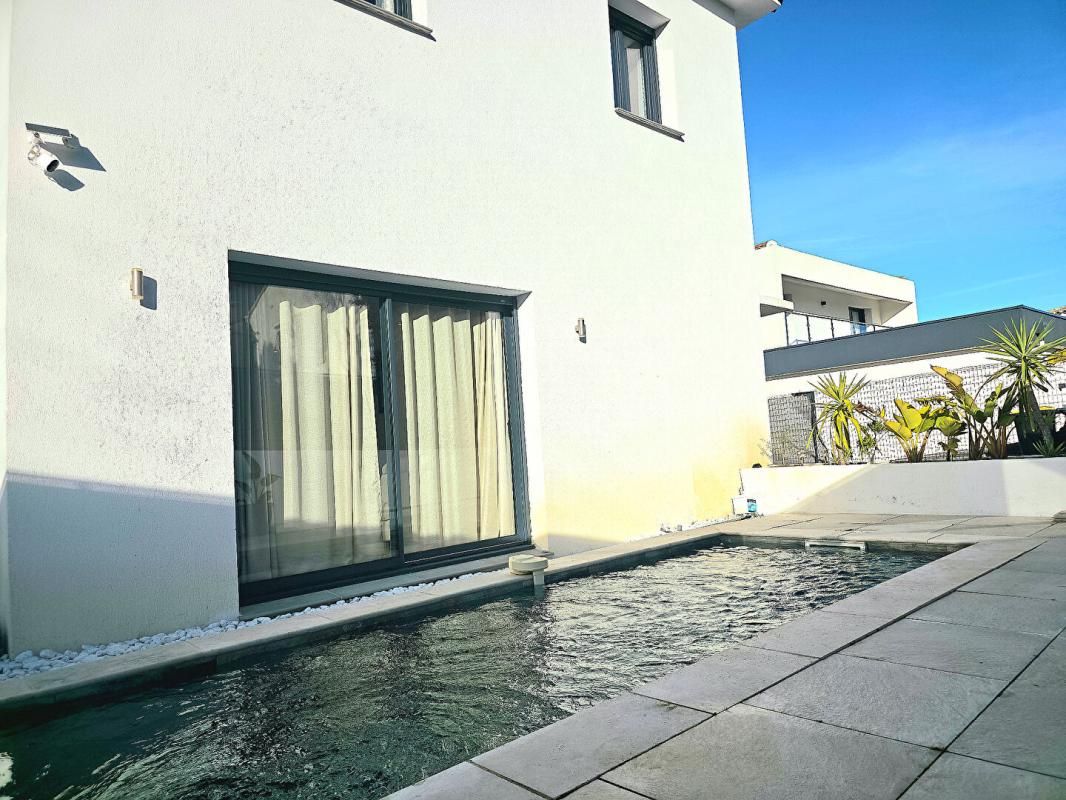 Superbe maison contemporaine A 995000EUR DE145 m² Piscine Terrain 350 m²