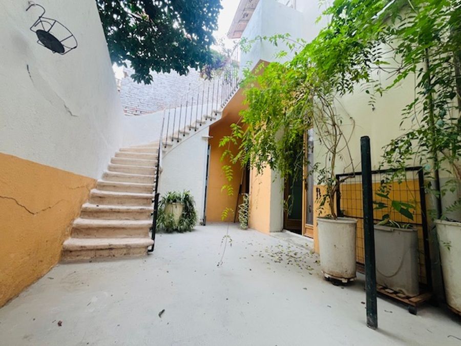 Charmante maison de ville de style Artiste en R+1 avec terrasse et atelier en rdc à modifier