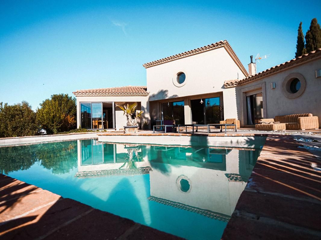 SAINT-FELIU-D'AVALL Incroyable villa de haut standing  de 205 m² sur un terrain de 2000 m² avec piscine 2