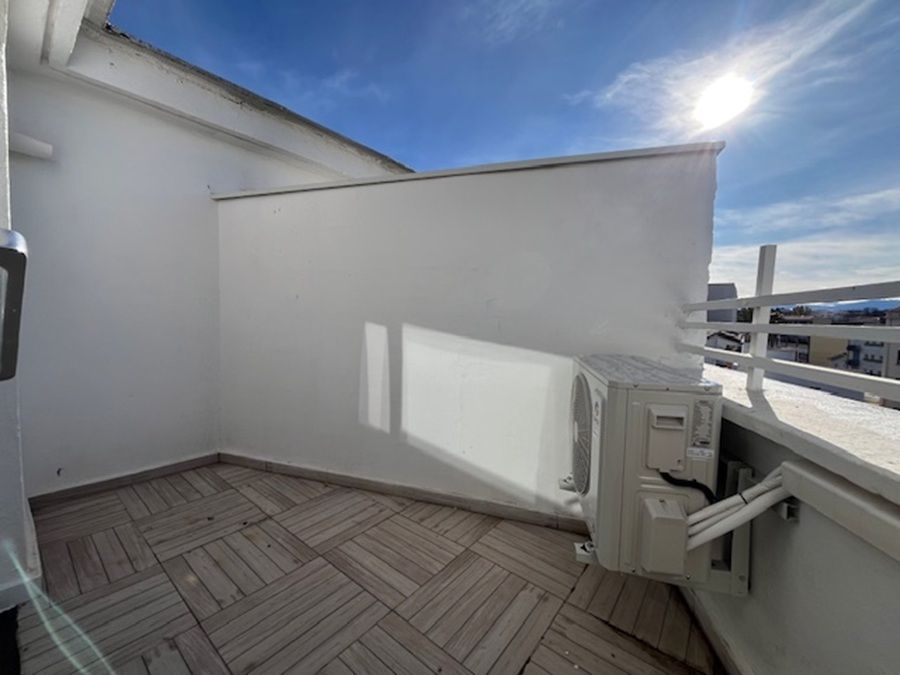 PERPIGNAN Magnifique T2 de style Loft de 39 m² carrez avec petite terrasse et comble au dernier étage avec ascenseur 2