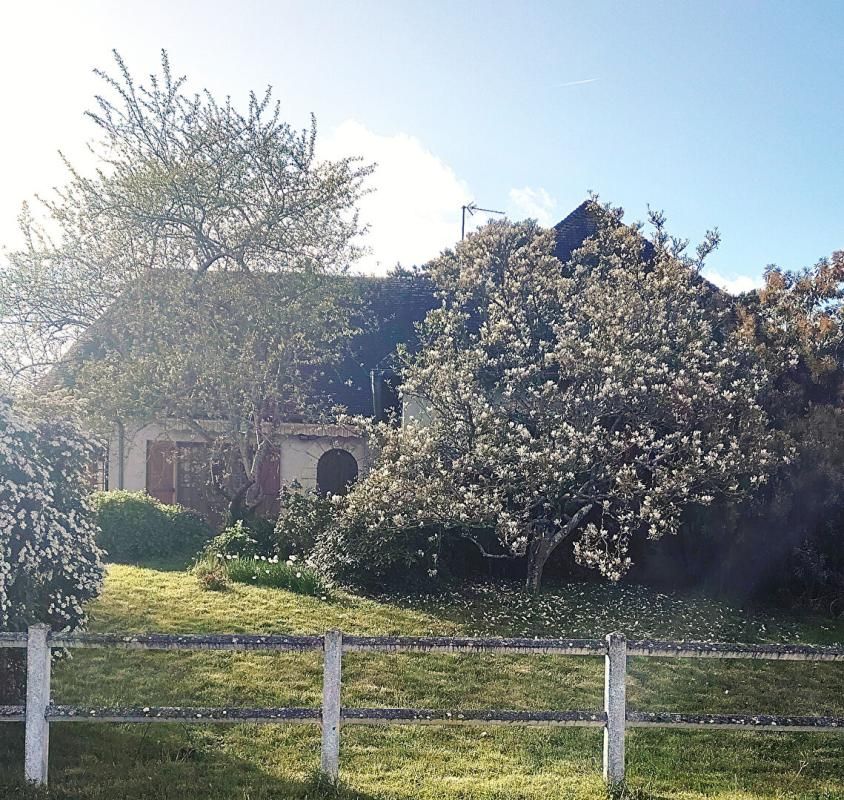 Proche La Bazoche Gouet, pavillon de belle qualité sur terrain très bien arboré