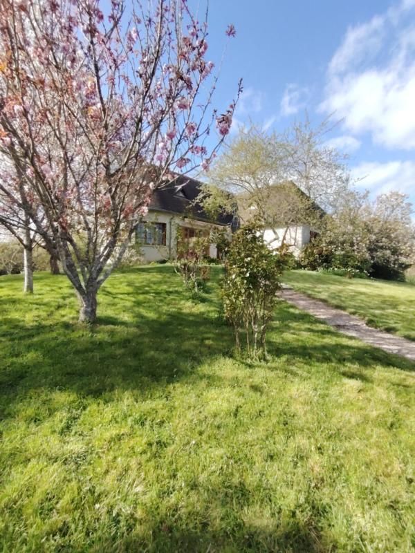 LA BAZOCHE-GOUET Proche La Bazoche Gouet, pavillon de belle qualité sur terrain très bien arboré 2