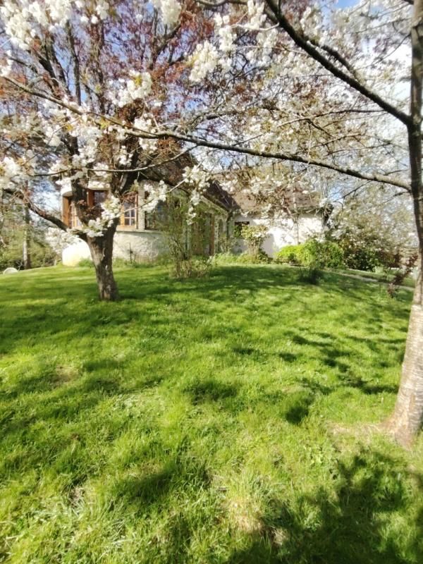 LA BAZOCHE-GOUET Proche La Bazoche Gouet, pavillon de belle qualité sur terrain très bien arboré 3