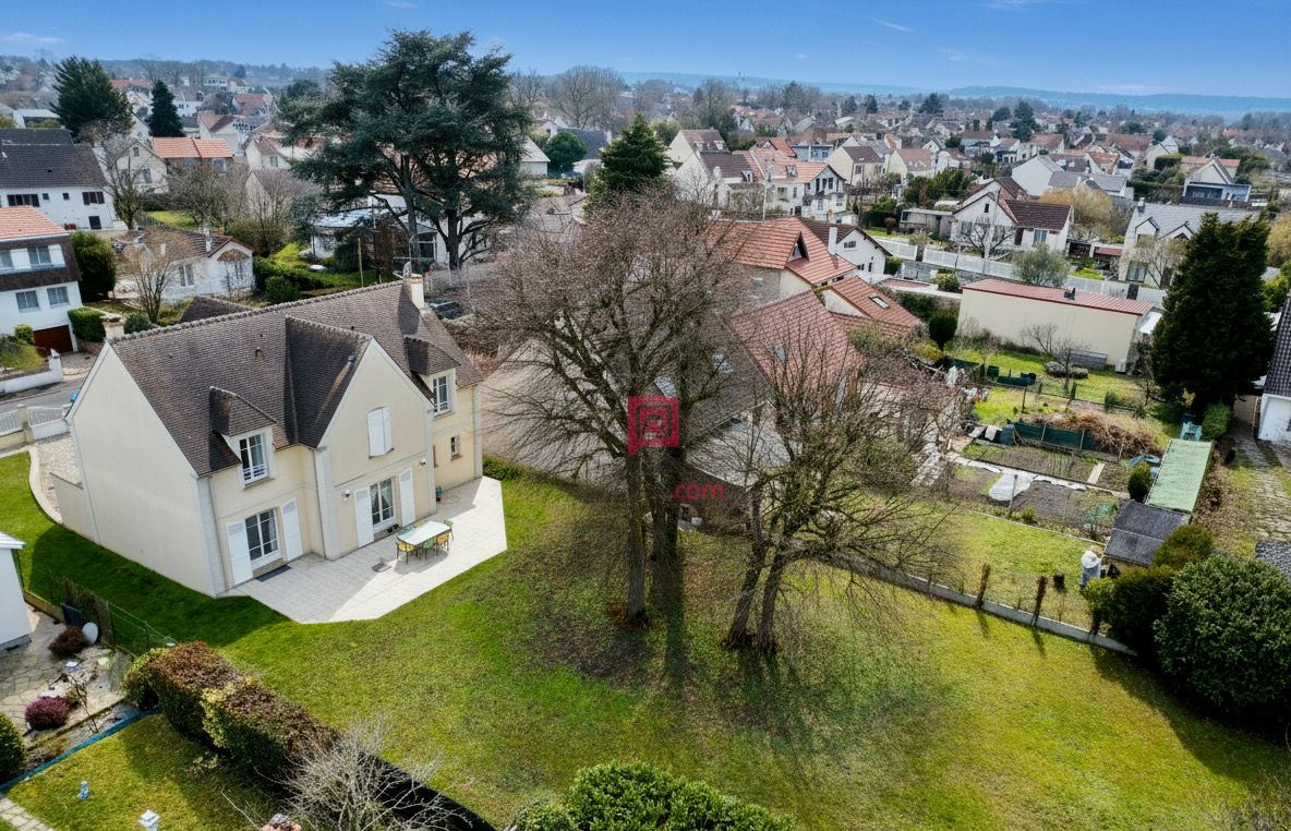 SAINTE-GENEVIEVE-DES-BOIS Maison Sainte Genevieve Des Bois 8 pièce(s) 196 m² 2