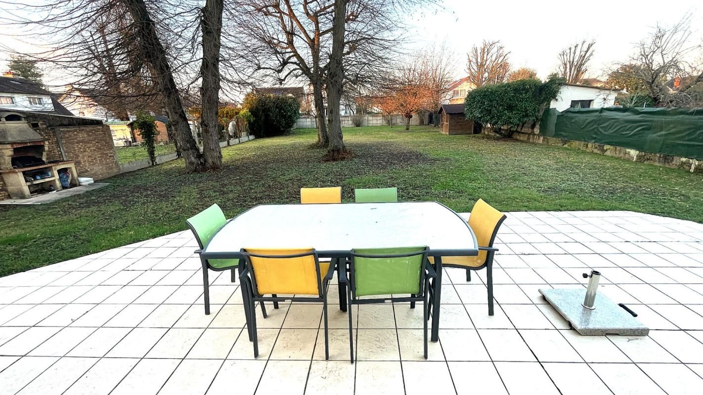 SAINTE-GENEVIEVE-DES-BOIS Maison Sainte Genevieve Des Bois 8 pièce(s) 196 m² 3