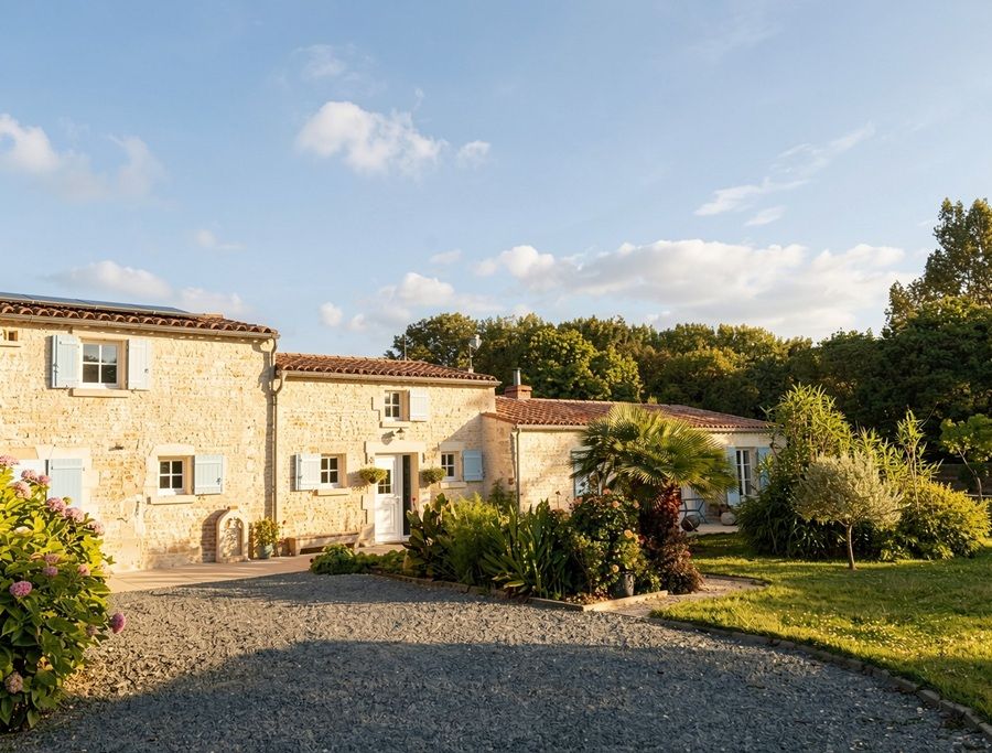 TAUGON Charentaise d'exception - Authenticité, volumes et cadre naturel préservé 1