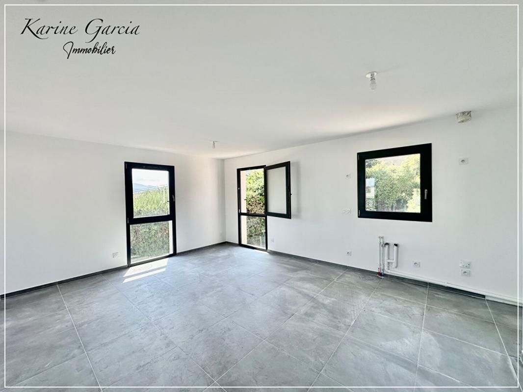 SIX-FOURS-LES-PLAGES SIX FOURS LES PLAGES - A PROXIMITE DES AXES AUTOROUTIERS ET COMMERCES - APPARTEMENT DE TYPE 3 - SUPERFICIE 62 M2 - AVEC BOX EN SOUS SOL 4