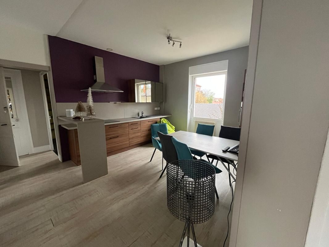 BOURG-EN-BRESSE Ensemble immobilier mixte - appartement et locaux commerciaux 2