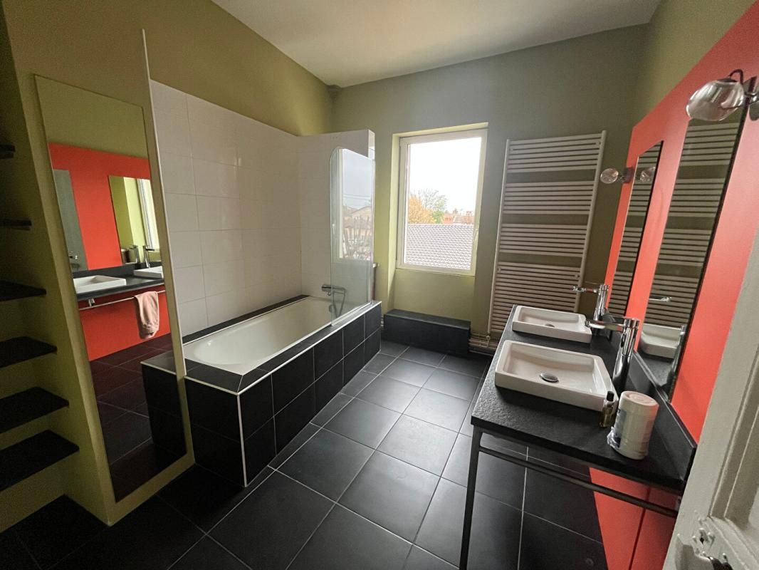 BOURG-EN-BRESSE Ensemble immobilier mixte - appartement et locaux commerciaux 4