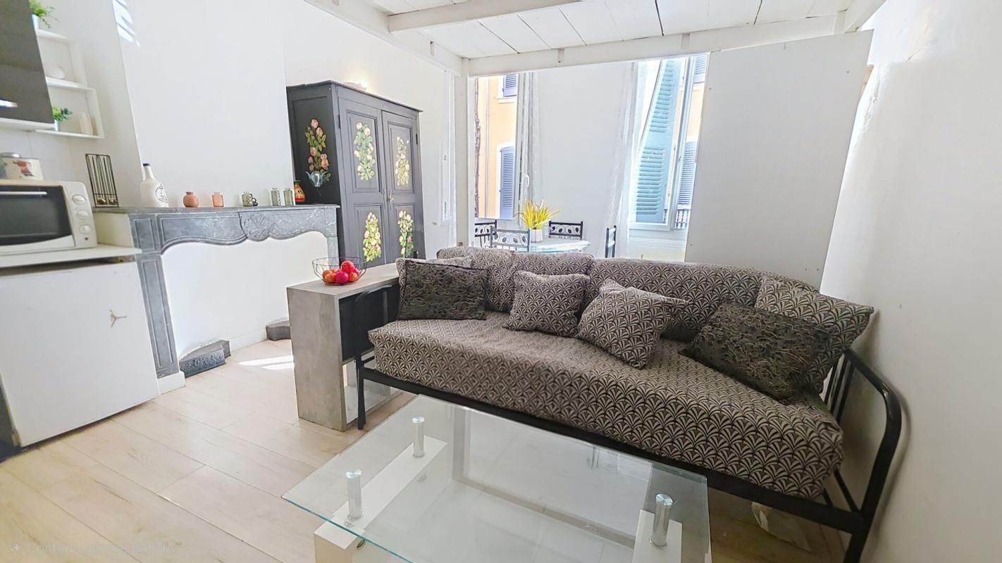 DRAGUIGNAN Studio style haussamien Meublé 2