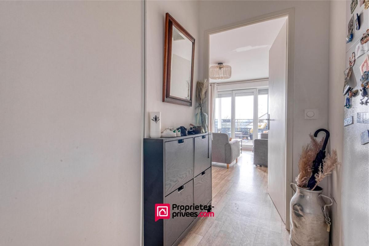 GAGNY Très beau 4 pièces lumineux avec terrasse 22 m² et parking ? Gare RER E à pied 2