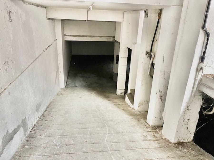 PERPIGNAN Opportunité d'investissement comprenant 2 lots, 1 appart T2, un parking  de 350 m² 2