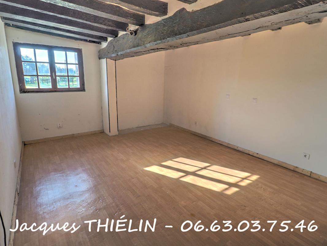 LONGUE-JUMELLES Maison en pierre à rénover au calme absolu 3