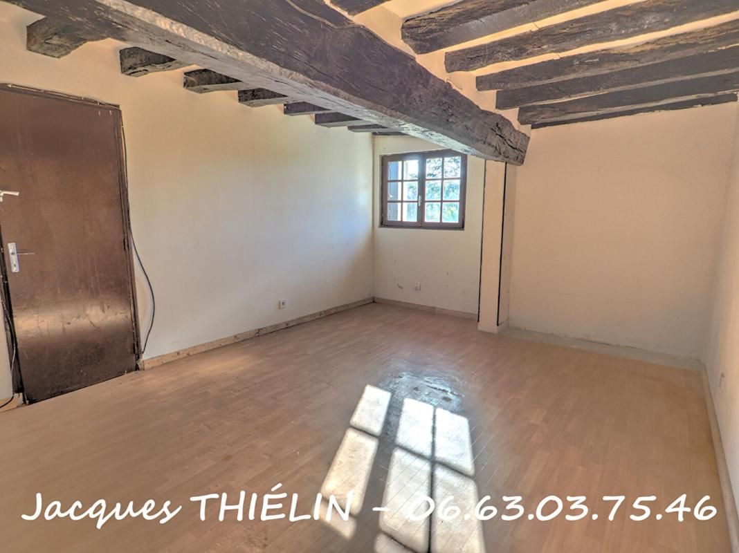 LONGUE-JUMELLES Maison en pierre à rénover au calme absolu 4