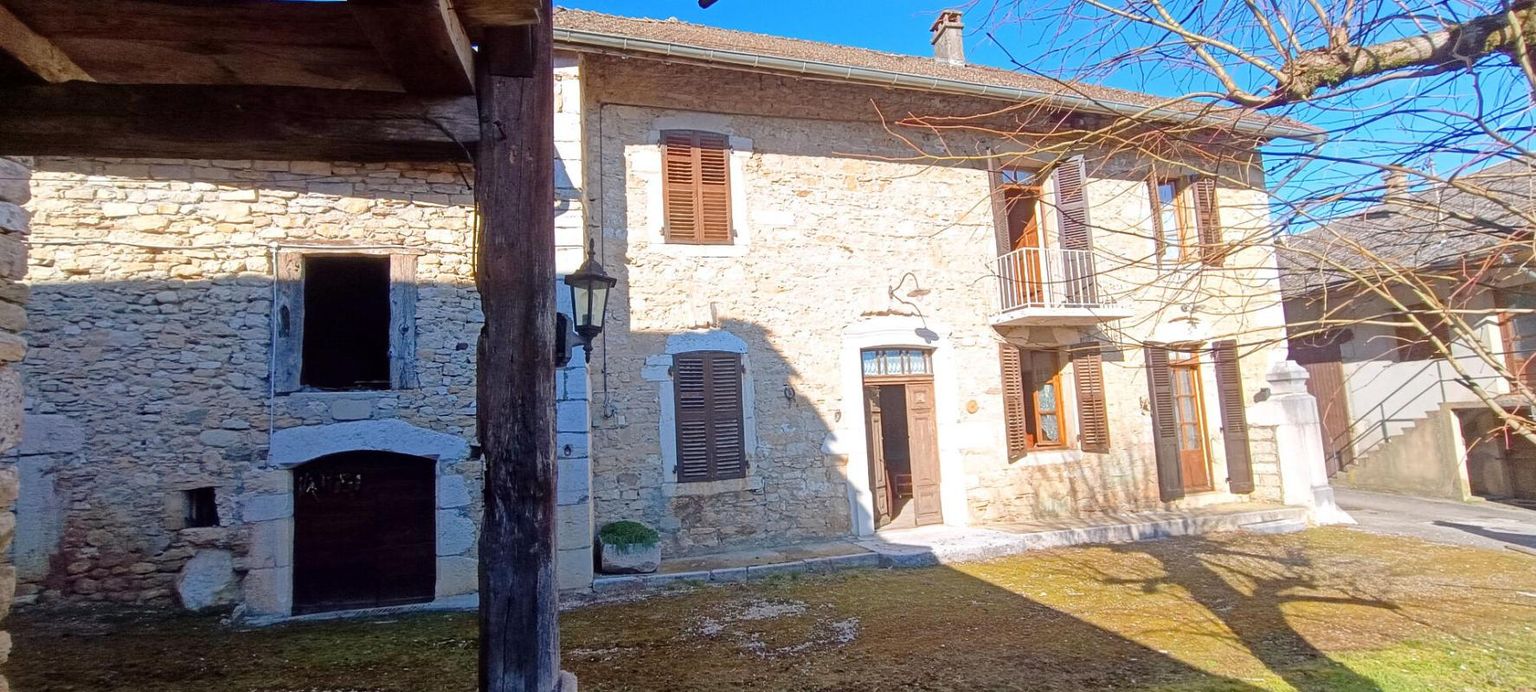 AMBLEON Longère en pierre avec dépendances  À 1h15 de Genève, 55 min de Lyon 4