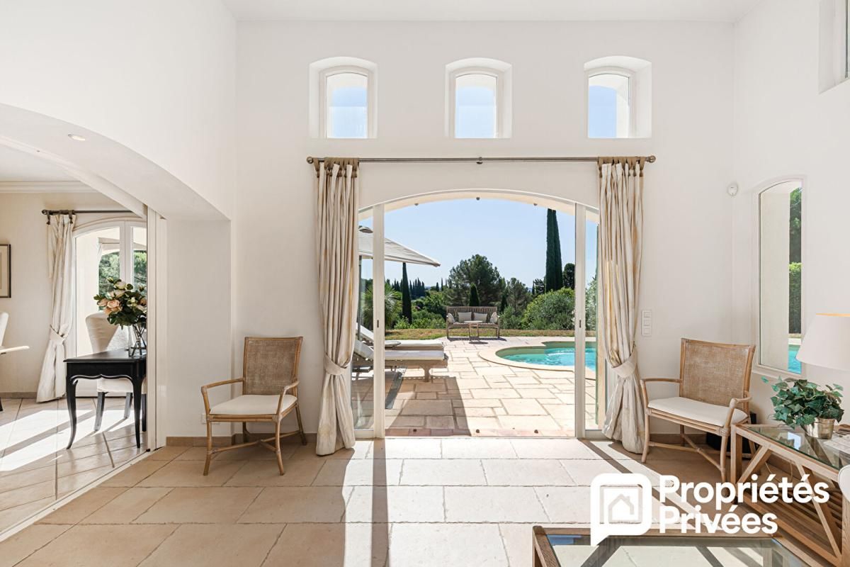 Villa de plain-pied avec grand garage et piscine au calme et vue dégagée