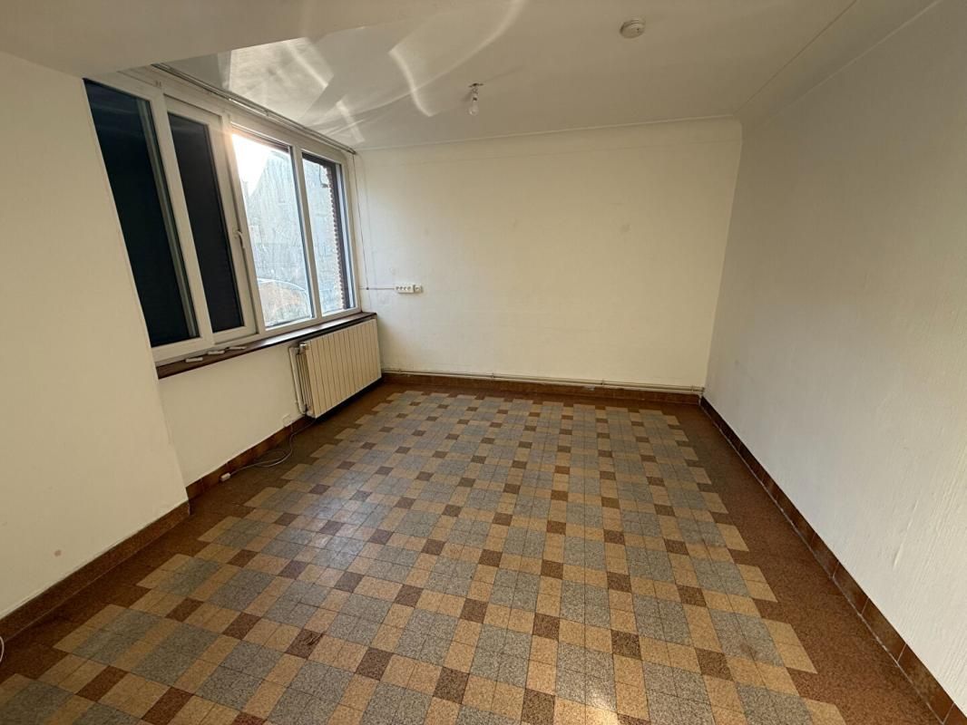 TOULON-SUR-ALLIER Maison Bessay Sur Allier + garage + caves + terrain + dépendances 3